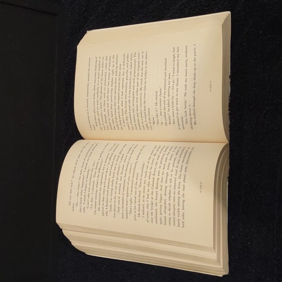 USED TWILIGHT PAPER BACK BOOK BOOK HAS STAINS ON THE FIRST 6 PAGES - Picture 10 of 13